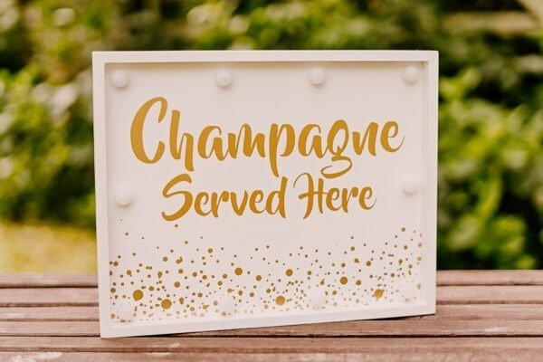 Silt "Champagne served here"